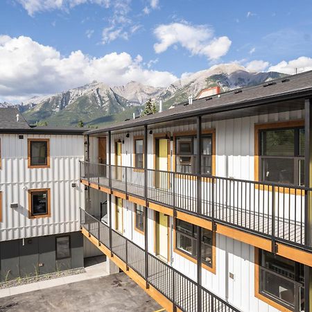 Basecamp Suites แคนมอร์ ภายนอก รูปภาพ