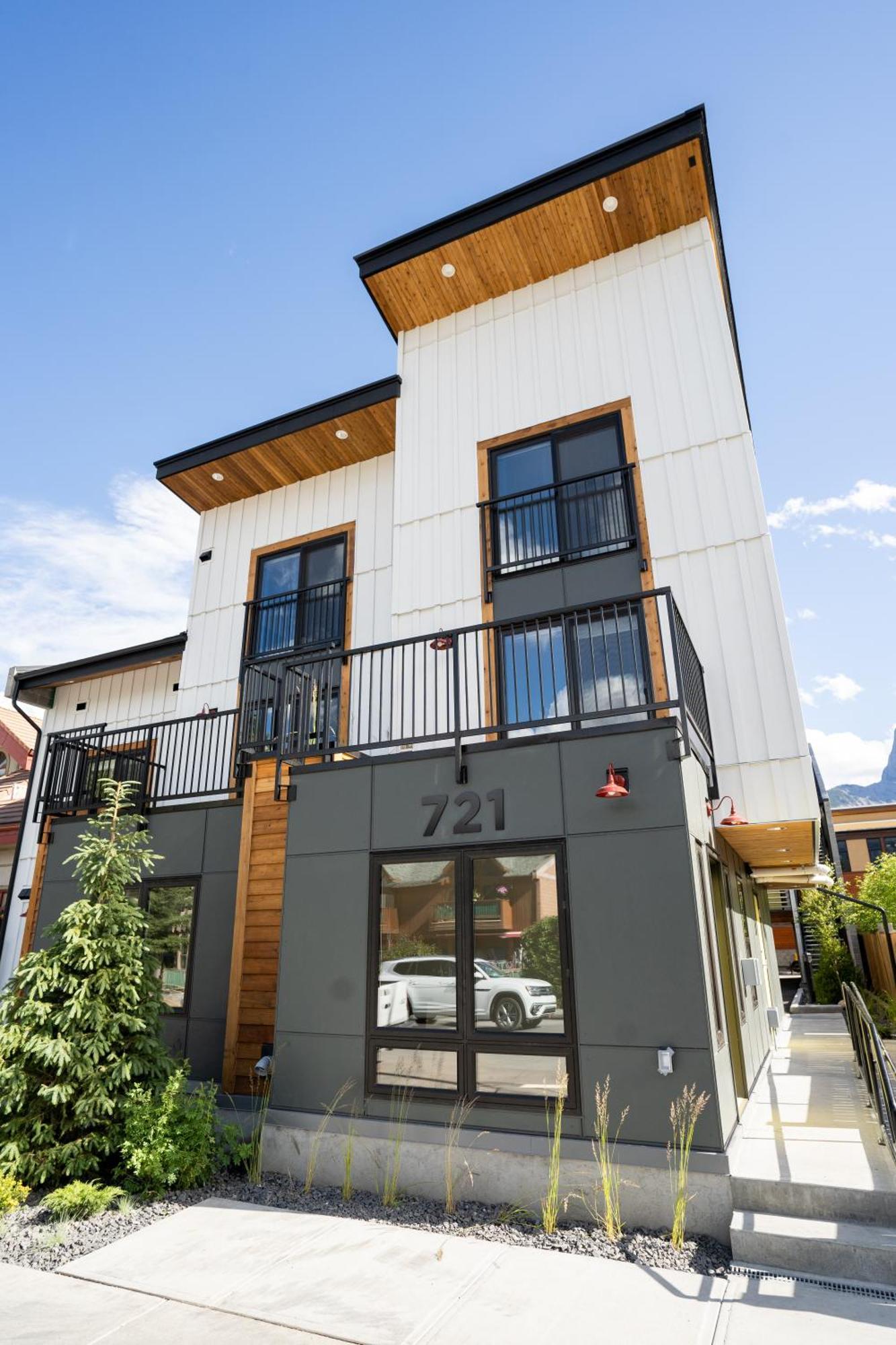 Basecamp Suites แคนมอร์ ภายนอก รูปภาพ