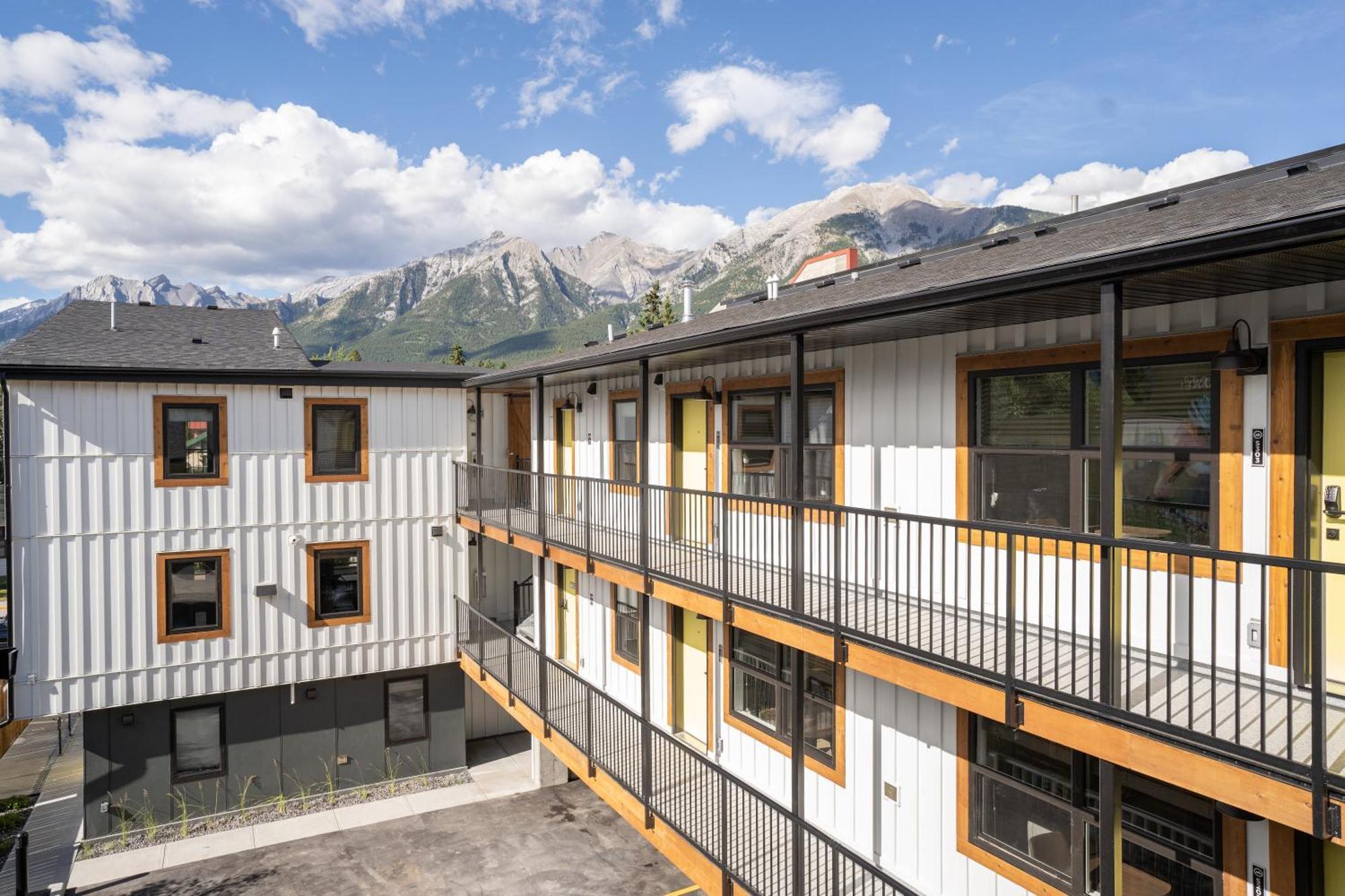 Basecamp Suites แคนมอร์ ภายนอก รูปภาพ